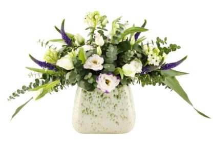 סידור פרחים מוניק– סידור עדין בסגול לבן - פרחי עירית, משלוחי פרחים וחנויות פרחים בתפוצה ארצית