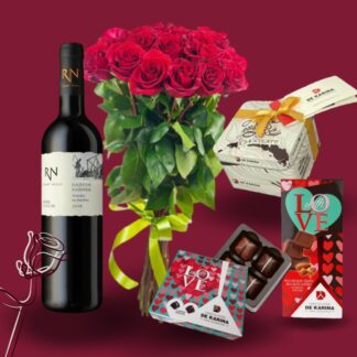 מארז ג'ולייט הכולל יין אדום של רמת נגב, מארזי שוקולד בוטיק "דה קרינה": סולו, מאניה ובנטל וכמובן זר ורדים קלאסי - פרחי עירית