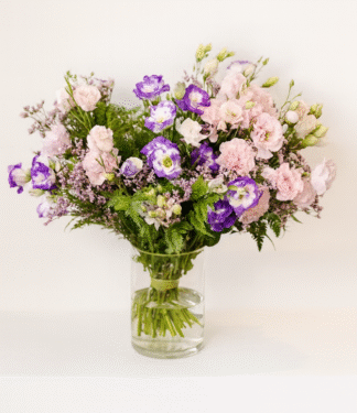 זר פרחים יובל – ליזיאנטוס ורוד וסגול משולבים בירק רענן .